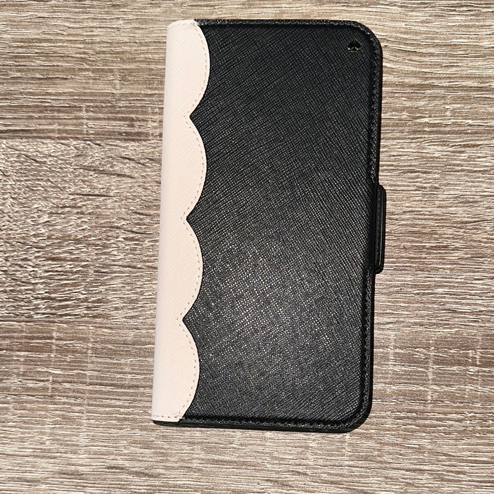 Kate Spade Black and White Scalloped Phone Case - Picture 1 of 3